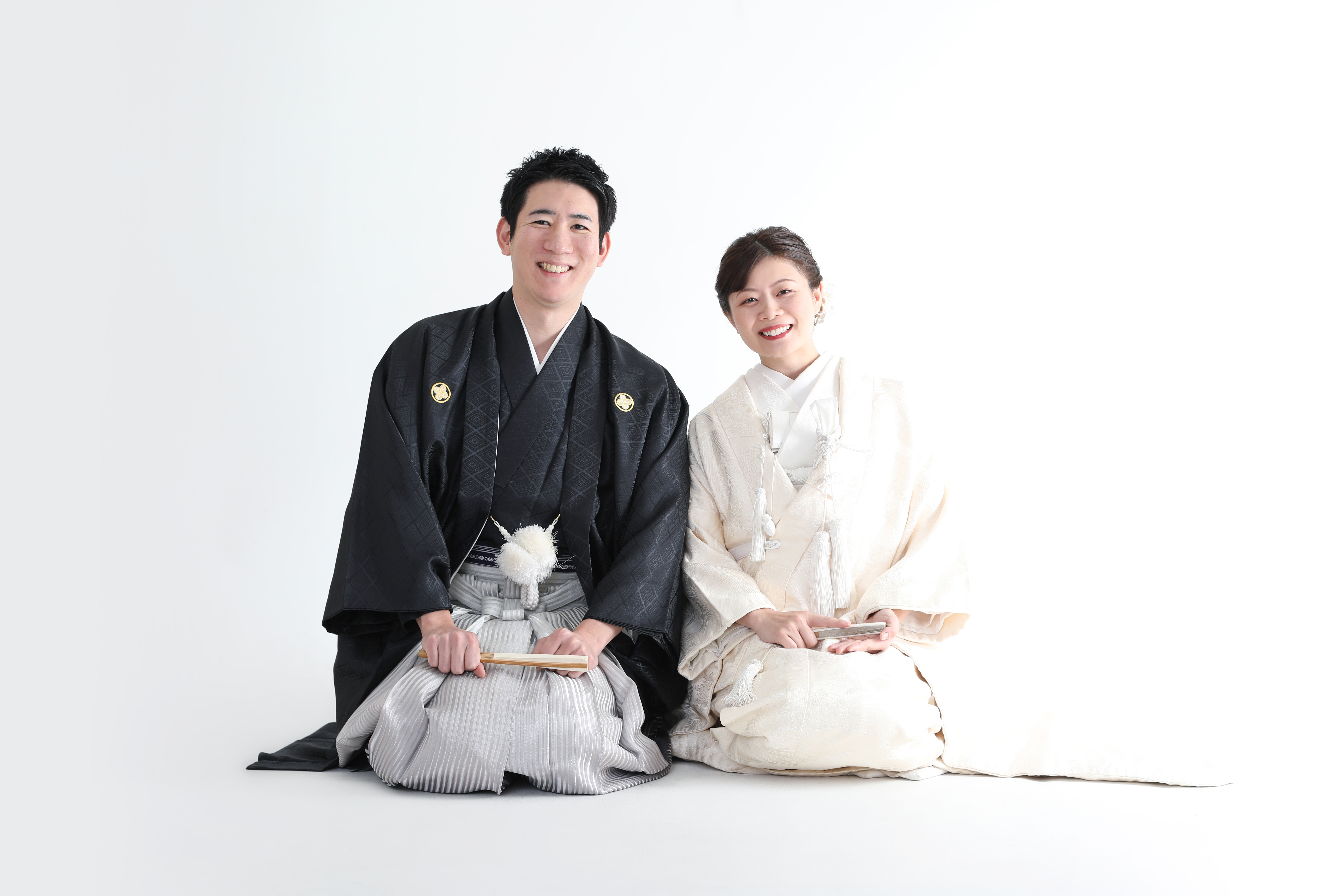 紋付き袴を着た男性と白無垢を着た女性のフォトウェディング