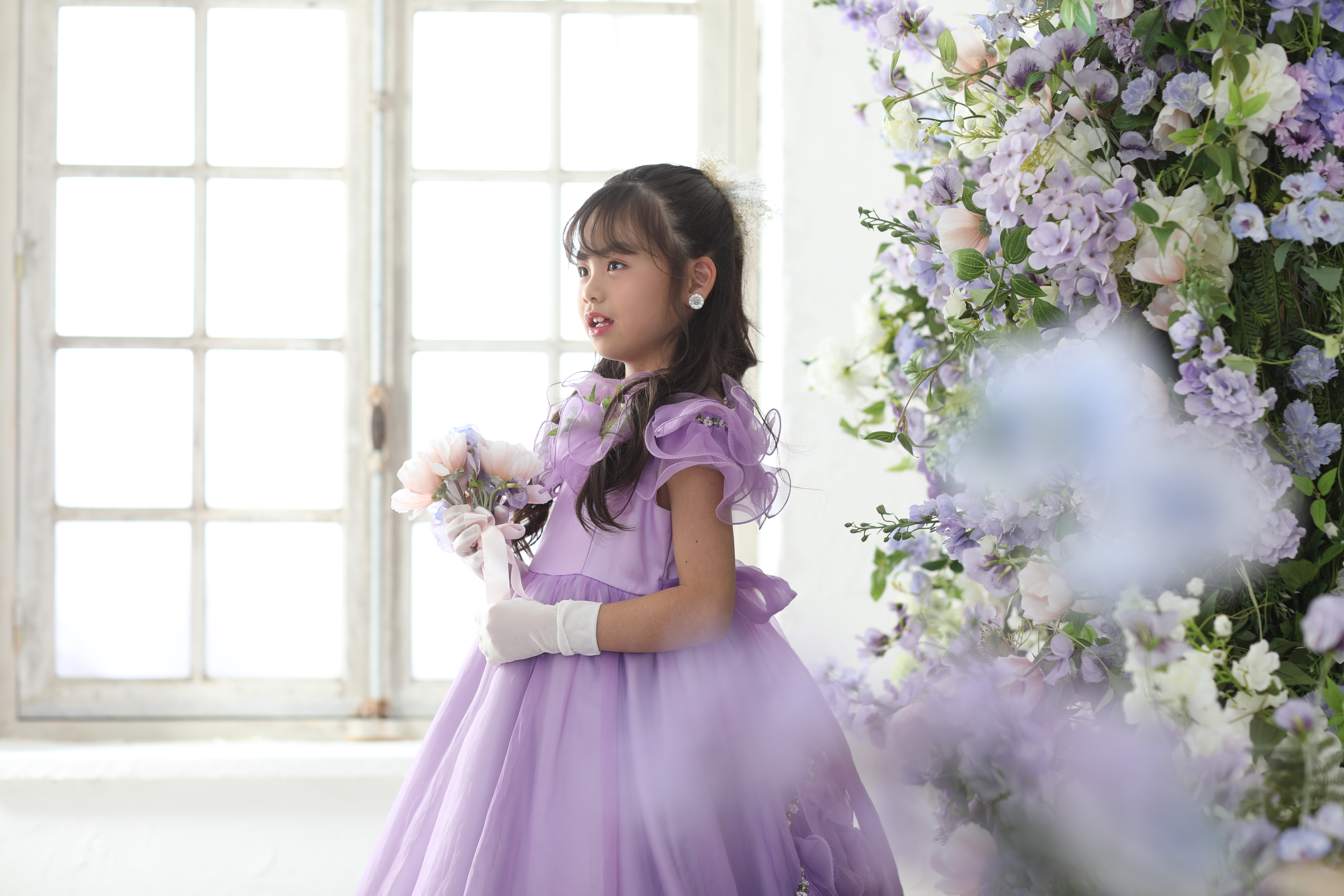紫色のドレスを着た七歳の女の子
