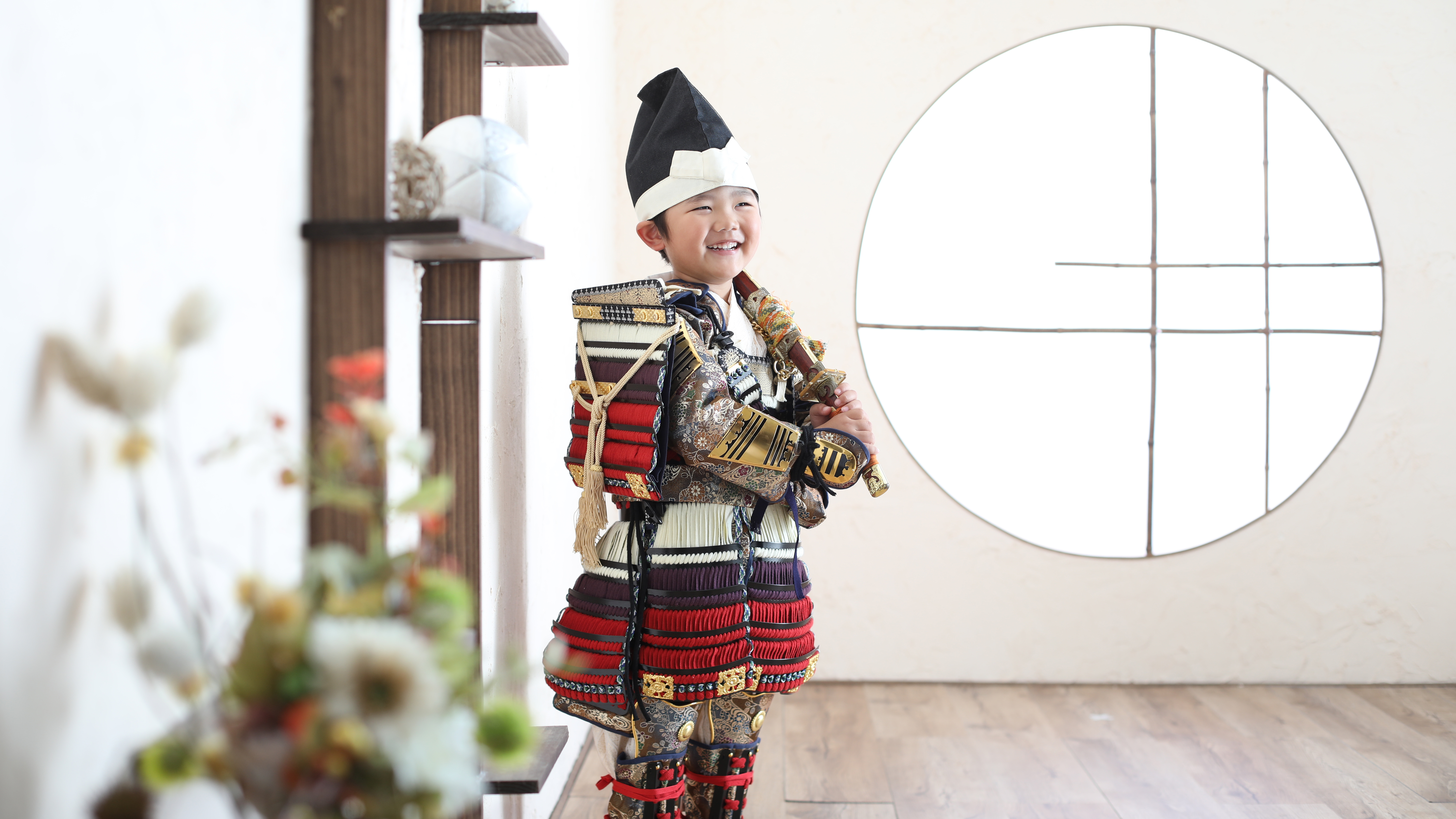 かぶとを着た5歳の男の子の和室での写真