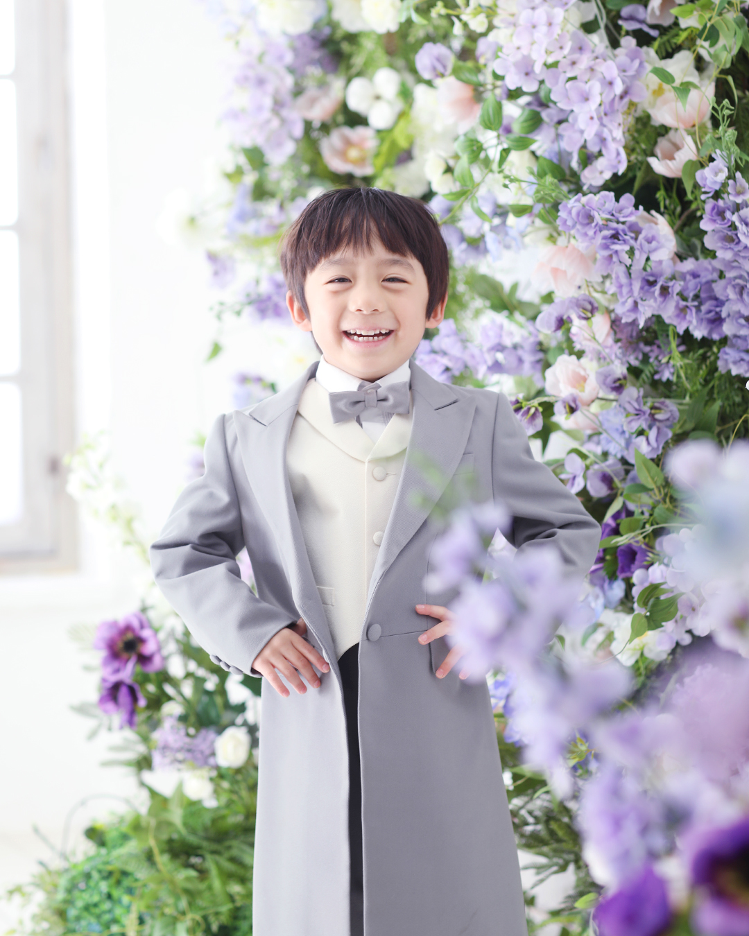 グレーのタキシードを着た5歳の男の子の写真